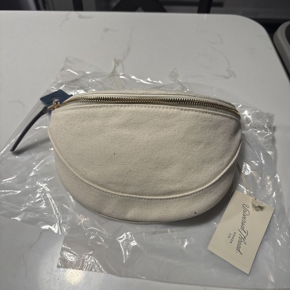 Universal Thread Off-White Small Crescent Crossbody Bag Zip Gold Hardware Strap